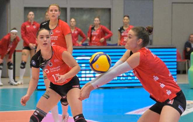 30.10.2024, Dresdens Julie Lengweiler bei der Annahme, Dresdens Lorena Lorber Fijok und Dresdens Marta Levinska schauen zu, Volleyball, 1. Bundesliga, Dresdner SC - VfB Suhl, honorarfrei für SZ und Produkte von saechsische.de, (c) Dresden