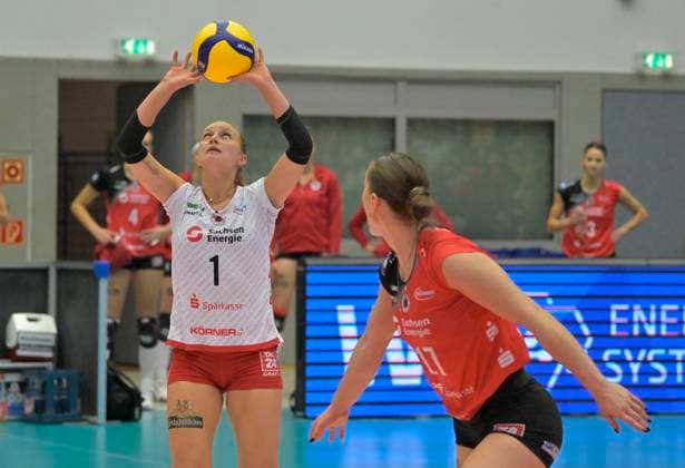 30.10.2024, Dresdens Patricia Nestler bei der Annahme, Dresdens Lorena Lorber Fijok schaut zu, Volleyball, 1. Bundesliga, Dresdner SC - VfB Suhl, honorarfrei für SZ und Produkte von saechsische.de, (c) Dresden