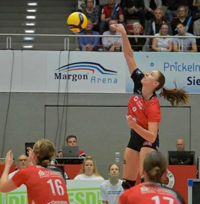 30.10.2024, Dresdens Eva Zatkova schmettert, Volleyball, 1. Bundesliga, Dresdner SC - VfB Suhl, honorarfrei für SZ und Produkte von saechsische.de, (c) Dresden