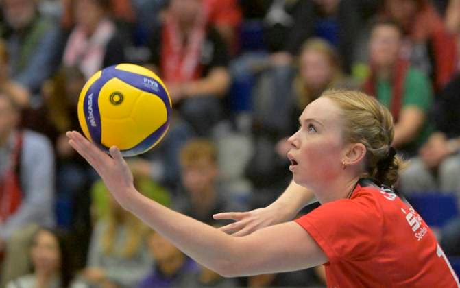 30.10.2024, Dresdens Emma Clothier beim Aufschlag, Volleyball, 1. Bundesliga, Dresdner SC - VfB Suhl, honorarfrei für SZ und Produkte von saechsische.de, (c) Dresden