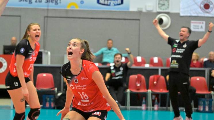 30.10.2024, Dresdens Sarah Straube beim Jubeln, hinten Dresdens Marta Levinska und Dresdens Trainer Alexander Waibl, Volleyball, 1. Bundesliga, Dresdner SC - VfB Suhl, honorarfrei für SZ und Produkte von saechsische.de, (c) Dresden