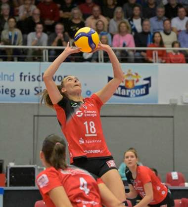 30.10.2024, Dresdens Sarah Straube stellt den Ball, Volleyball, 1. Bundesliga, Dresdner SC - VfB Suhl, honorarfrei für SZ und Produkte von saechsische.de, (c) Dresden