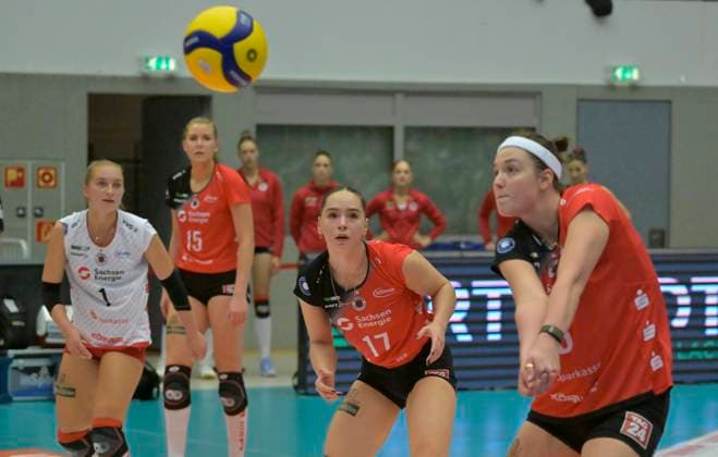 30.10.2024, Dresdens Victoria Demidova bei der Annahme, Dresdens Patricia Nestler, Dresdens Marta Levinska und Dresdens Lorena Lorber Fijok schauen zu, Volleyball, 1. Bundesliga, Dresdner SC - VfB Suhl, honorarfrei für SZ und Produkte von saechsische.de, (c) Dresden