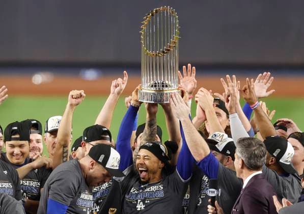 Sport Themen der Woche KW44 Bilder des Jahres 2024, Sport 10 Oktober Sport Bilder des Tages Los Angeles Dodgers Mookie Betts holds the Commissioner s Trophy after the Dodgers beat the New York Yankees to win the MLB, Baseball Herren, USA World Series at Yankee Stadium in New York City on Wednesday, October 30, 2024. The Dodgers won the best-of-seven series 4-1.  NYP20241030364 JOHNxANGELILLO