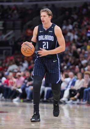 CHICAGO, IL - OCTOBER 30: Orlando Magic center Moritz Wagner (21) brings the ball up court during the first half against the Chicago Bulls on October 30, 2024 at the United Center in Chicago, Illinois. (Photo by Melissa Tamez Icon Sportswire) NBA, Basketball Herren, USA OCT 30 Magic at Bulls EDITORIAL USE ONLY Icon24103037
