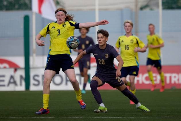 TA™ QALI, MALTA - OCTOBER 30: Elvis Van Der Laan (L) of Sweden vies for the ball with Igor Tyjon of England during the UEFA European Under-17 Championship 2025 Group 1 qualifying soccer match between Sweden and England at the Centenary Stadium, Ta™ Qali, Malta on October 30, 2024. Sweden v England Under-17 Championship UEFA Qualifying 2025 UEFA_U17_QLFY_25