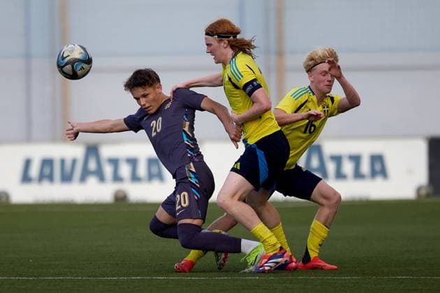 TA™ QALI, MALTA - OCTOBER 30: Elvis Van Der Laan (C) of Sweden vies for the ball with Igor Tyjon (L) of England during the UEFA European Under-17 Championship 2025 Group 1 qualifying soccer match between Sweden and England at the Centenary Stadium, Ta™ Qali, Malta on October 30, 2024. Sweden v England Under-17 Championship UEFA Qualifying 2025 UEFA_U17_QLFY_25