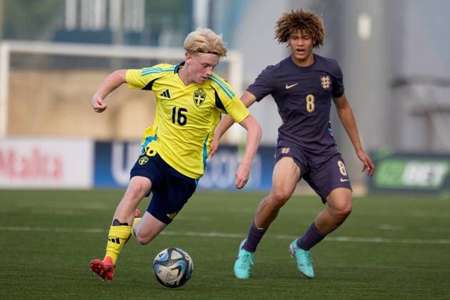 TA™ QALI, MALTA - OCTOBER 30: Oliver Klang (L) of Sweden moves with the ball with England™s London Emenalo in close attendance during the UEFA European Under-17 Championship 2025 Group 1 qualifying soccer match between Sweden and England at the Centenary Stadium, Ta™ Qali, Malta on October 30, 2024. Sweden v England Under-17 Championship UEFA Qualifying 2025 UEFA_U17_QLFY_25