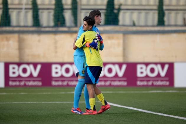 TA™ QALI, MALTA - OCTOBER 30: Rayan Demirci (front) of Sweden hugs John-Oliver Lacayo, goalkeeper of Sweden during before a penalty kick awarded to England during the UEFA European Under-17 Championship 2025 Group 1 qualifying soccer match between Sweden and England at the Centenary Stadium, Ta™ Qali, Malta on October 30, 2024. Sweden v England Under-17 Championship UEFA Qualifying 2025 UEFA_U17_QLFY_25