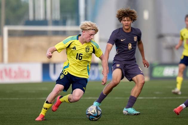 Sweden v England Under-17 Championship UEFA Qualifying 2025 Oliver Klang of Sweden moves with the ball while England s London Emenalo closely attends during the UEFA European Under-17 Championship 2025 Group 1 qualifying soccer match between Sweden and England at the Centenary Stadium in Ta Qali, Malta, on October 30, 2024. Rabat Ta Qali Malta  Copyright: xDomenicxAquilinax originalFilename:aquilina-swedenve241030_npNlD.jpg