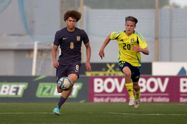 TA™ QALI, MALTA - OCTOBER 30: London Emenalo (L) of England competes for possession of the ball with Love Arrhov of Sweden during the UEFA European Under-17 Championship 2025 Group 1 qualifying soccer match between Sweden and England at the Centenary Stadium, Ta™ Qali, Malta on October 30, 2024. Sweden v England Under-17 Championship UEFA Qualifying 2025 UEFA_U17_QLFY_25