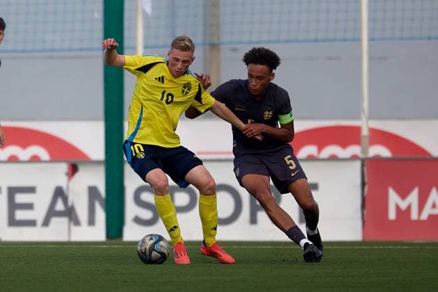 TA™ QALI, MALTA - OCTOBER 30: Benjamin Brantlind (L) of Sweden vies for the ball with Malachi Hardy of England during the UEFA European Under-17 Championship 2025 Group 1 qualifying soccer match between Sweden and England at the Centenary Stadium, Ta™ Qali, Malta on October 30, 2024. Sweden v England Under-17 Championship UEFA Qualifying 2025 UEFA_U17_QLFY_25