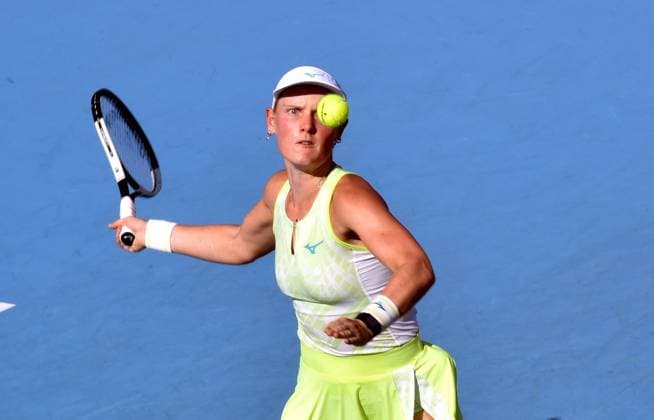(241031) -- HONG KONG, Oct. 31, 2024 -- Suzan Lamens hits a return during the women s singles round of 16 match between Suzan Lamens of the Netherlands and Cristina Bucsa of Spain at WTA250 Hong Kong Tennis Open in Hong Kong, south China, Oct. 31, 2024. (Photo by Lo Ping Fai Xinhua) (SP)CHINA-HONG KONG-TENNIS WTA, Tennis Damen 250-WOMEN S SINGLES (CN) LuxBinghui 