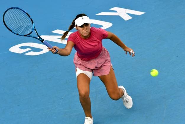 Sport Bilder des Tages (241031) -- HONG KONG, Oct. 31, 2024 -- Sofia Kenin hits a return during the women s singles round of 16 match between Sofia Kenin of the United States and Jessika Ponchet of France at WTA250 Hong Kong Tennis Open in Hong Kong, south China, Oct. 31, 2024. (Photo by Xinhua) (SP)CHINA-HONG KONG-TENNIS WTA, Tennis Damen 250-WOMEN S SINGLES (CN) LoxPingxFai 