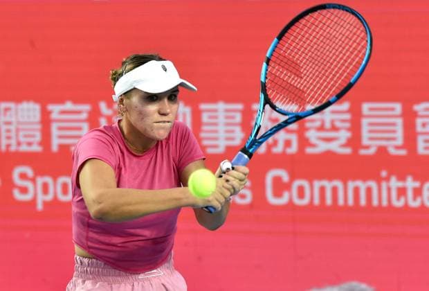 (241031) -- HONG KONG, Oct. 31, 2024 -- Sofia Kenin hits a return during the women s singles round of 16 match between Sofia Kenin of the United States and Jessika Ponchet of France at WTA250 Hong Kong Tennis Open in Hong Kong, south China, Oct. 31, 2024. (Photo by Xinhua) (SP)CHINA-HONG KONG-TENNIS WTA, Tennis Damen 250-WOMEN S SINGLES (CN) LoxPingxFai 