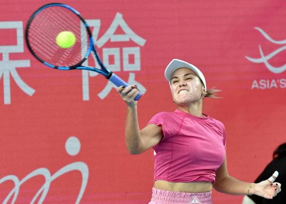 (241031) -- HONG KONG, Oct. 31, 2024 -- Sofia Kenin hits a return during the women s singles round of 16 match between Sofia Kenin of the United States and Jessika Ponchet of France at WTA250 Hong Kong Tennis Open in Hong Kong, south China, Oct. 31, 2024. (Photo by Xinhua) (SP)CHINA-HONG KONG-TENNIS WTA, Tennis Damen 250-WOMEN S SINGLES (CN) LoxPingxFai 