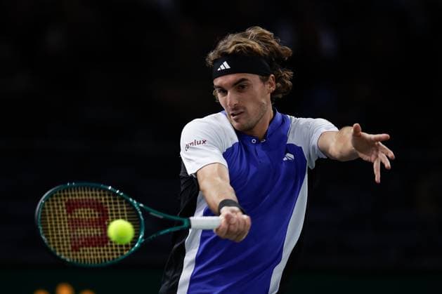 ROLEX PARIS MASTERS TENNIS 2024 Paris, 31.10.2024 Tennis Rolex Paris Masters 2024, Stefanos Tsitsipas - Francisco Cerundolo z v.l., Stefanos Tsitsipas spielt eine Vorhand. Copyright: AntonioxBorga
