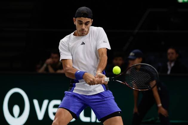ROLEX PARIS MASTERS TENNIS 2024 Paris, 31.10.2024 Tennis Rolex Paris Masters 2024, Stefanos Tsitsipas - Francisco Cerundolo z v.l., Francisco Cerundolo spielt eine Rückhand. Copyright: AntonioxBorga