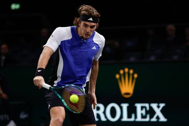 ROLEX PARIS MASTERS TENNIS 2024 Paris, 31.10.2024 Tennis Rolex Paris Masters 2024, Stefanos Tsitsipas - Francisco Cerundolo z v.l., Stefanos Tsitsipas spielt eine Rückhand. Copyright: AntonioxBorga