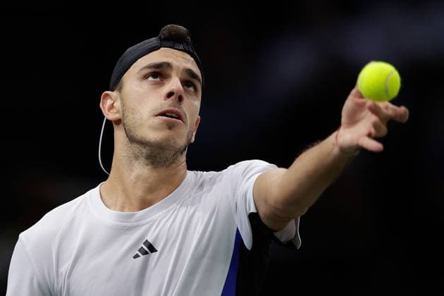 ROLEX PARIS MASTERS TENNIS 2024 Paris, 31.10.2024 Tennis Rolex Paris Masters 2024, Stefanos Tsitsipas - Francisco Cerundolo z v.l., Francisco Cerundolo macht einen Aufschlag. Copyright: AntonioxBorga