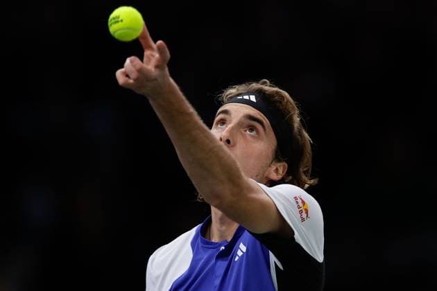 ROLEX PARIS MASTERS TENNIS 2024 Paris, 31.10.2024 Tennis Rolex Paris Masters 2024, Stefanos Tsitsipas - Francisco Cerundolo z v.l., Stefanos Tsitsipas macht einen Aufschlag. Copyright: AntonioxBorga
