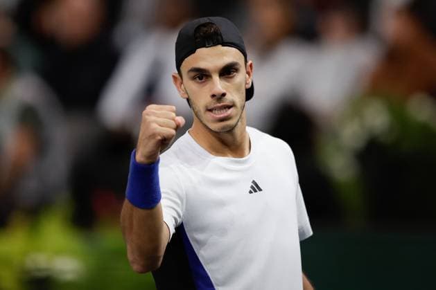 ROLEX PARIS MASTERS TENNIS 2024 Paris, 31.10.2024 Tennis Rolex Paris Masters 2024, Stefanos Tsitsipas - Francisco Cerundolo z v.l., Francisco Cerundolo jubelt Copyright: AntonioxBorga