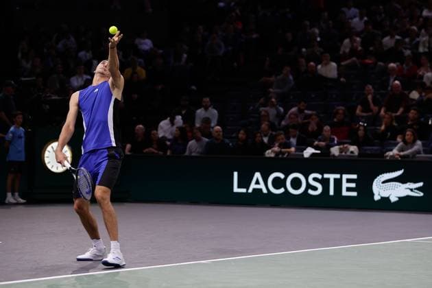 ROLEX PARIS MASTERS TENNIS 2024 Paris, 31.10.2024 Tennis Rolex Paris Masters 2024, Alexander Zverev (GER) - TArthur Fils (FRA) v.l., Alexander Zverev (GER) macht einen Aufschlag. Copyright: AntonioxBorga