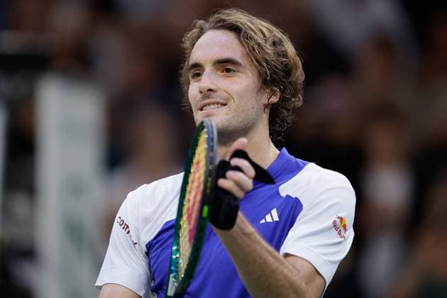 ROLEX PARIS MASTERS TENNIS 2024 Paris, 31.10.2024 Tennis Rolex Paris Masters 2024, Stefanos Tsitsipas - Francisco Cerundolo z v.l., Stefanos Tsitsipas jubelt, bedankt sich bei den Fans Copyright: AntonioxBorga