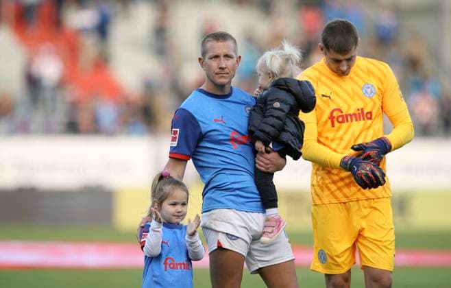 Foto : skeptische Miene nach dem Schlußpfiff bei den Spielern von Holstein, Lewis Holtby auf der Ehrenrunde, er grüsst die Fans im Beisein seiner beiden Töchtern Haley ( unten ) ..... und Emily ( auf dem Arm ) , rechts Torhüter Timon Weiner Fussball 1. Bundesliga am So 29.09.2024 Holstein Kiel - Eintracht Frankfurt 2 - 4 *** Photo skeptical face after the final whistle among the players of Holstein, Lewis Holtby on the lap of honor, he greets the fans in the presence of his two daughters Haley below and Emily on his arm, right goalkeeper Timon Weiner Soccer 1 Bundesliga on Sun 29 09 2024 Holstein Kiel Eintracht Frankfurt 2 4