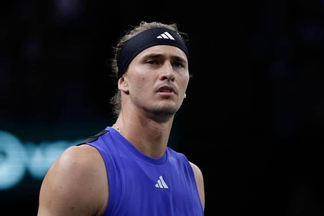 ROLEX PARIS MASTERS TENNIS 2024 Paris, 31.10.2024 Tennis Rolex Paris Masters 2024, Alexander Zverev (GER) - TArthur Fils (FRA) v.l., Alexander Zverev (GER) enttaeuscht, enttaeuscht schauend, dissapointed, traurig, frustiert, frust, gefrustet Copyright: AntonioxBorga