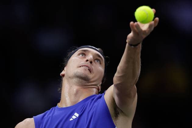 ROLEX PARIS MASTERS TENNIS 2024 Paris, 31.10.2024 Tennis Rolex Paris Masters 2024, Alexander Zverev (GER) - TArthur Fils (FRA) v.l., Alexander Zverev (GER) macht einen Aufschlag. Copyright: AntonioxBorga