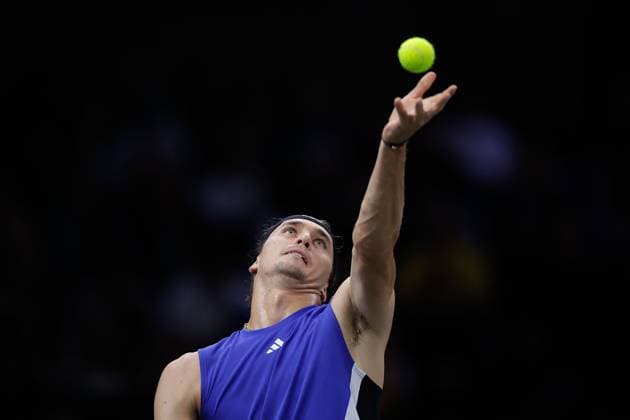 ROLEX PARIS MASTERS TENNIS 2024 Paris, 31.10.2024 Tennis Rolex Paris Masters 2024, Alexander Zverev (GER) - TArthur Fils (FRA) v.l., Alexander Zverev (GER) macht einen Aufschlag. Copyright: AntonioxBorga