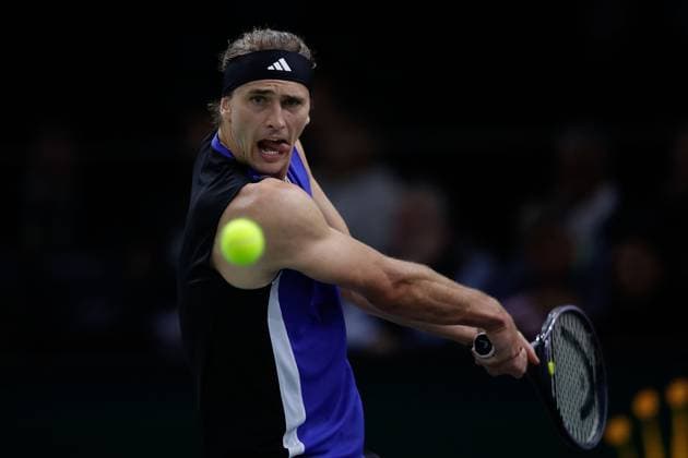 ROLEX PARIS MASTERS TENNIS 2024 Paris, 31.10.2024 Tennis Rolex Paris Masters 2024, Alexander Zverev (GER) - Arthur Fils (FRA) v.l., Alexander Zverev (GER) spielt eine Rückhand. Copyright: AntonioxBorga