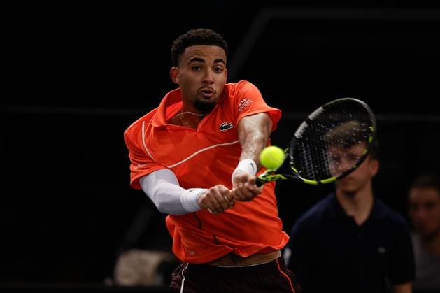 ROLEX PARIS MASTERS TENNIS 2024 Paris, 31.10.2024 Tennis Rolex Paris Masters 2024, Alexander Zverev (GER) - Arthur Fils (FRA) v.l., Arthur Fils (FRA) spielt eine Rückhand. Copyright: AntonioxBorga