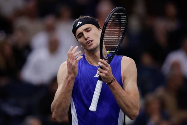 ROLEX PARIS MASTERS TENNIS 2024 Paris, 31.10.2024 Tennis Rolex Paris Masters 2024, Alexander Zverev (GER) - Arthur Fils (FRA) v.l., Alexander Zverev (GER) enttaeuscht, enttaeuscht schauend, dissapointed, traurig, frustiert, frust, gefrustet Copyright: AntonioxBorga