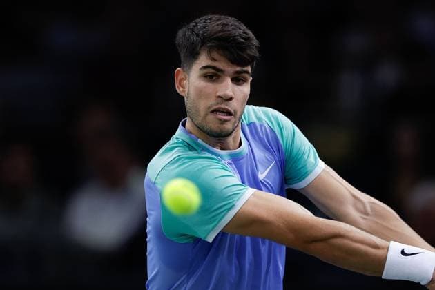 ROLEX PARIS MASTERS TENNIS 2024 Paris, 31.10.2024 Tennis Rolex Paris Masters 2024, Ugo Humbert (FRA) - Carlos Alcaraz (SPA) v.l., Carlos Alcaraz (SPA) spielt eine Rückhand. Copyright: AntonioxBorga