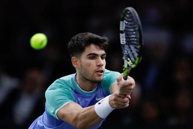 ROLEX PARIS MASTERS TENNIS 2024 Paris, 31.10.2024 Tennis Rolex Paris Masters 2024, Ugo Humbert (FRA) - Carlos Alcaraz (SPA) v.l., Carlos Alcaraz (SPA) spielt eine Rückhand. Copyright: AntonioxBorga