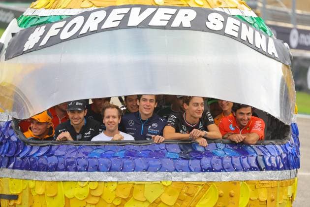 Sport Themen der Woche KW44 Sport Bilder des Tages 31.10.2024, Autodromo Jose Carlos Pace, Interlagos, FORMULA 1 LENOVO GRANDE PREMIO DE SAO PAULO 2024 , im Bild Alle Formel 1 Piloten stehen in einer Nachbildung des Senna-Helms, erstellt von einem lokalen Künstler in Zusammenarbeit mit Sebastian Vettel und der Senna Foundation sowie beim Grand Prix von Sao Paulo. (Photo by Hasan Bratic DeFodi Images) not used in POL SRB CRO FRA GBR NED ITA USA Defodi-506_20241031_hbr_0016 *** 31 10 2024, Autodromo Jose Carlos Pace, Interlagos, FORMULA 1 LENOVO GRANDE PREMIO DE SAO PAULO 2024 , pictured All Formula 1 drivers stand in a replica of the Senna helmet, created by a local artist in collaboration with Sebastian Vettel and the Senna Foundation and at the Sao Paulo Grand Prix Photo by Hasan Bratic DeFodi Images not used in POL SRB CRO FRA GBR NED ITA USA Defodi 506 20241031 hbr 0016 Defodi-506 not used in POL SRB CRO FRA GBR NED ITA USA