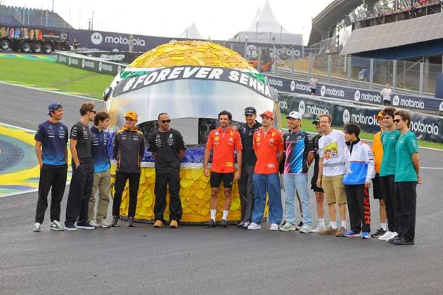 FORMULA 1 LENOVO GRANDE PREMIO DE SAO PAULO 2024 31.10.2024, Autodromo Jose Carlos Pace, Interlagos, FORMULA 1 LENOVO GRANDE PREMIO DE SAO PAULO 2024 , im Bild Alle Formel 1 Piloten stehen an einer Nachbildung des Senna-Helms, erstellt von einem lokalen Künstler in Zusammenarbeit mit Sebastian Vettel und der Senna Foundation sowie beim Grand Prix von Sao Paulo.