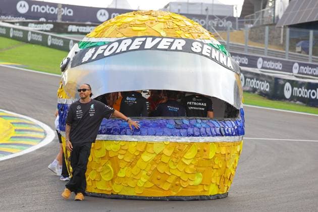 FORMULA 1 LENOVO GRANDE PREMIO DE SAO PAULO 2024 31.10.2024, Autodromo Jose Carlos Pace, Interlagos, FORMULA 1 LENOVO GRANDE PREMIO DE SAO PAULO 2024 , im Bild Lewis Hamilton (GBR), Mercedes-AMG Petronas Formula One Team steht an einer Nachbildung des Senna-Helms, erstellt von einem lokalen Künstler in Zusammenarbeit mit Sebastian Vettel und der Senna Foundation sowie beim Grand Prix von Sao Paulo.