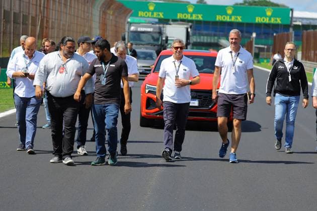 31.10.2024, Autodromo Jose Carlos Pace, Interlagos, FORMULA 1 LENOVO GRANDE PREMIO DE SAO PAULO 2024 , im Bild FIA Renndirektor Niels Wittich und Safety Car Fahrer Bernd Mayländer inspizieren die Rennstrecke von Interlagos. (Photo by Hasan Bratic DeFodi Images) not used in POL SRB CRO FRA GBR NED ITA USA Defodi-506_20241031_hbr_0025