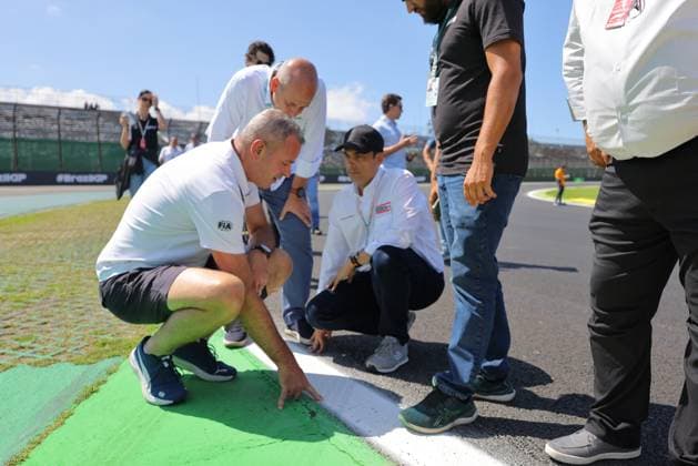 31.10.2024, Autodromo Jose Carlos Pace, Interlagos, FORMULA 1 LENOVO GRANDE PREMIO DE SAO PAULO 2024 , im Bild FIA Renndirektor Niels Wittich und Safety Car Fahrer Bernd Mayländer inspizieren die Rennstrecke von Interlagos. (Photo by Hasan Bratic DeFodi Images) not used in POL SRB CRO FRA GBR NED ITA USA Defodi-506_20241031_hbr_0062