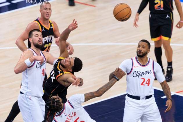 Sport Themen der Woche KW44 Sport Bilder des Tages October 31, 2024, Inglewood, California, USA: Devin Booker 1 of the Phoenix Suns loses control of the ball during their regular season NBA, Basketball Herren, USA game against the Los Angeles Clippers on Thursday October 31, 2024 at Intuit Dome in Inglewood, California. Clippers lose to Suns, 119-125. ARIANA RUIZ PI Inglewood U.S - ZUMAp124 20241031_zaa_p124_029 Copyright: xArianaxRuizx
