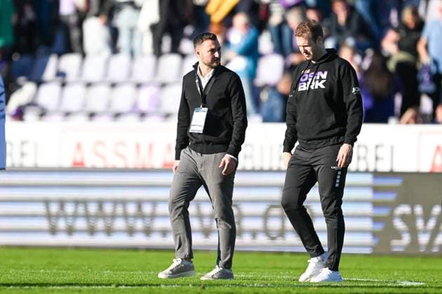 3. Liga - VfL Osnabrück - 1. FC Saarbrücken am 26.10.2024 an der Bremer Brücke in Osnabrück Sportdirektor Philipp Kaufmann (Osnabrueck) und Trainer Pit Reimers (Osnabrueck).