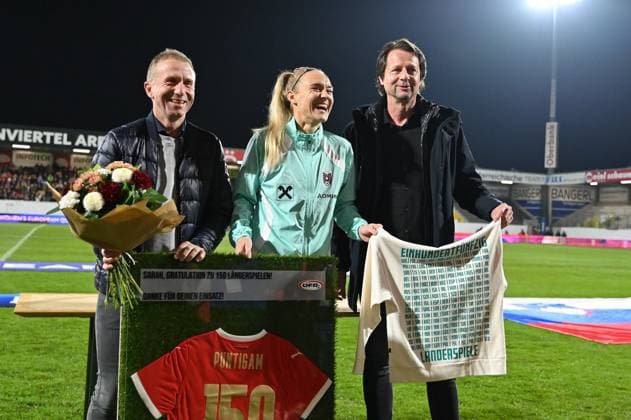29.10.2024, Innviertel Arena, Ried im Innkreis, AUT, UEFA Frauen Euro Qualifikation, Österreich vs Slowenien, Play-Off, 1. Runde, im Bild Ehrung von Sarah Puntigam, Präsidenten des ÖFB Klaus Mitterdorfer, ÖFB-Sportdirektor Peter Schöttel, during the UEFA Womens European Championships Qualifier, Play-Off, 1. round match between Austria and Slovenia at the Innviertel Arena in Ried im Innkreis, Austria on 2024 10 29. Expa Ried im Innkreis