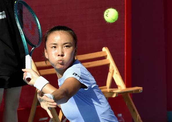 (241101) -- HONG KONG, Nov. 1, 2024 -- Yuan Yue hits a return during the women s quarterfinal match between Sofia Kenin of the United States and Yuan Yue of China at WTA250 Hong Kong Tennis Open in Hong Kong, south China, Nov. 1, 2024. (Photo by Xinhua) (SP)CHINA-HONG KONG-TENNIS WTA, Tennis Damen 250-WOMEN S SINGLES (CN) LoxPingxFai 