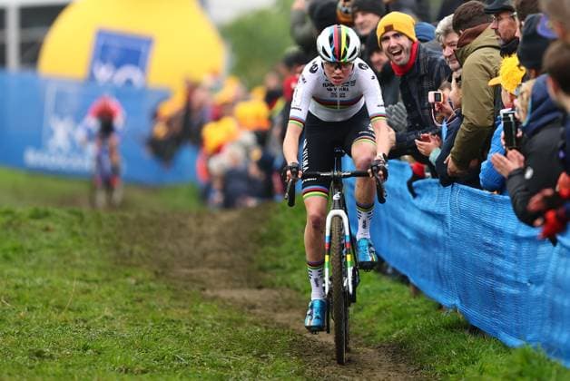 Dutch Fem Van Empel pictured in action during the women elite race of the Koppenbergcross, the first race (out of eight) of the X2O Badkamers trophy cyclocross competition, in Melden, Oudenaarde, on Friday 01 November 2024. DAVIDxPINTENS  x104265752x