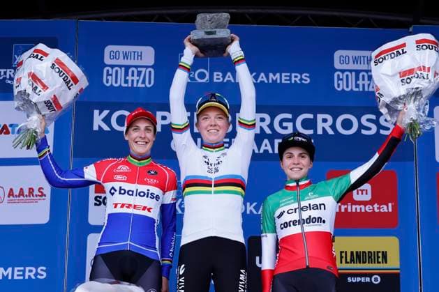Sport Bilder des Tages X2O Badkamers Trofee cyclocross - Koppenbergcross 2024 OUDENAARDE, BELGIUM - NOVEMBER 01 : Brand Lucinda (NED) of Baloise Trek Lions, Van Empel Fem (NED) of Visma Lease A Bike and Casasola Sara (ITA) of Crelan - Corendon pictured during the podium ceremony of the Koppenbergcross, the first leg of the women elite X2O Badkamers Trofee cyclocross series 2024-2025 in Oudenaarde, Belgium, 01 11 2024 Oudenaarde Belgium  Copyright: xJanxDexMeuleneirx