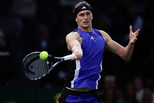 ROLEX PARIS MASTERS TENNIS 2024 Paris, 01.11.2024 Tennis Rolex Paris Masters 2024, Alexander Zverev (GER) - Stefanos Tsitsipas (GRE) v.l., Alexander Zverev (GER), spielt eine Vorhand. Copyright: AntonioxBorga
