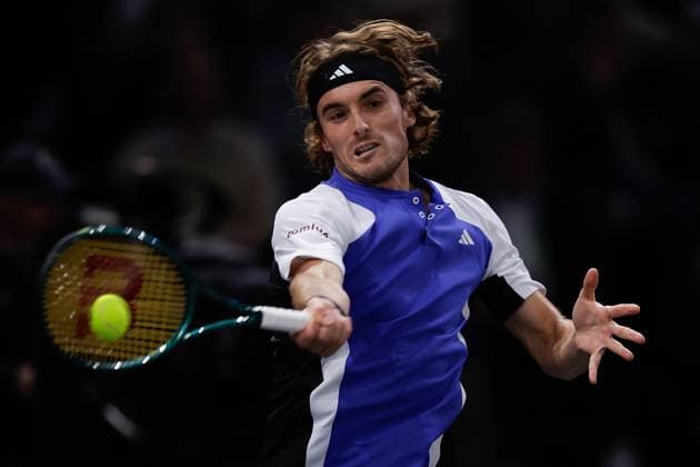 ROLEX PARIS MASTERS TENNIS 2024 Paris, 01.11.2024 Tennis Rolex Paris Masters 2024, Alexander Zverev (GER) - Stefanos Tsitsipas (GRE) v.l., Stefanos Tsitsipas (GRE) spielt eine Vorhand. Copyright: AntonioxBorga